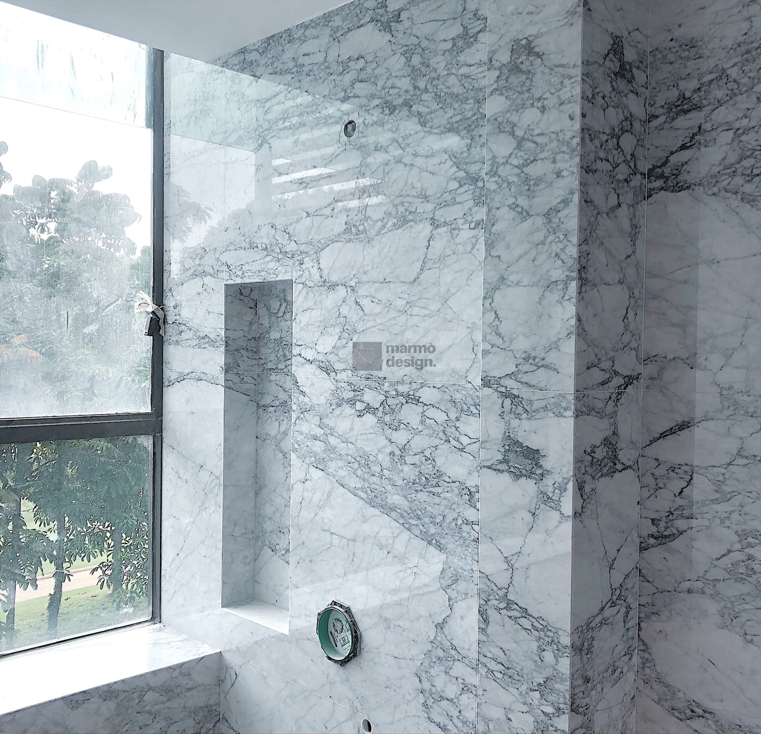 Arabescato Carrara bathroom wall